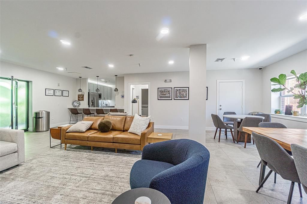 合同活跃: $468,000 (1 贝兹, 1 浴室, 1116 平方英尺)