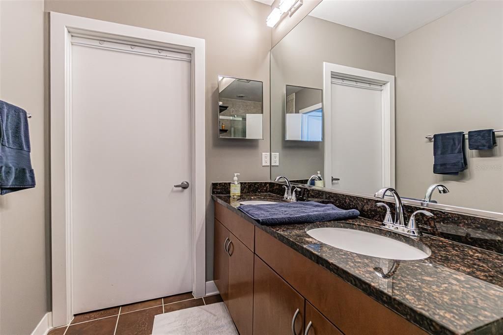 合同活跃: $468,000 (1 贝兹, 1 浴室, 1116 平方英尺)