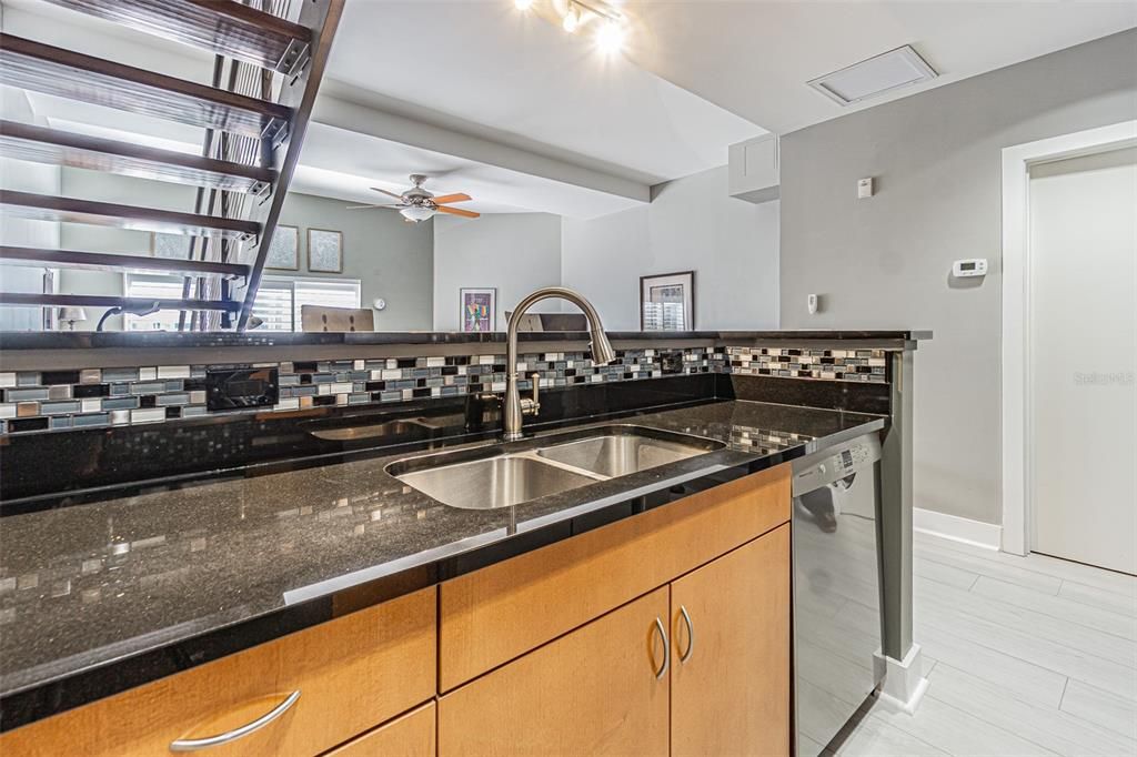 合同活跃: $468,000 (1 贝兹, 1 浴室, 1116 平方英尺)