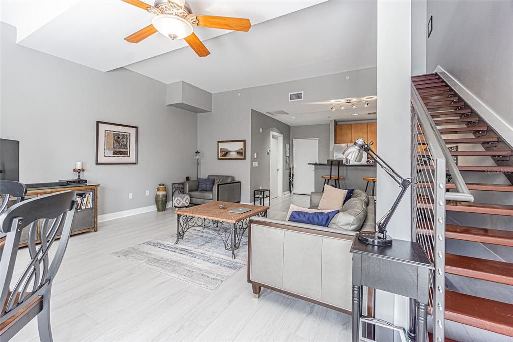 合同活跃: $468,000 (1 贝兹, 1 浴室, 1116 平方英尺)