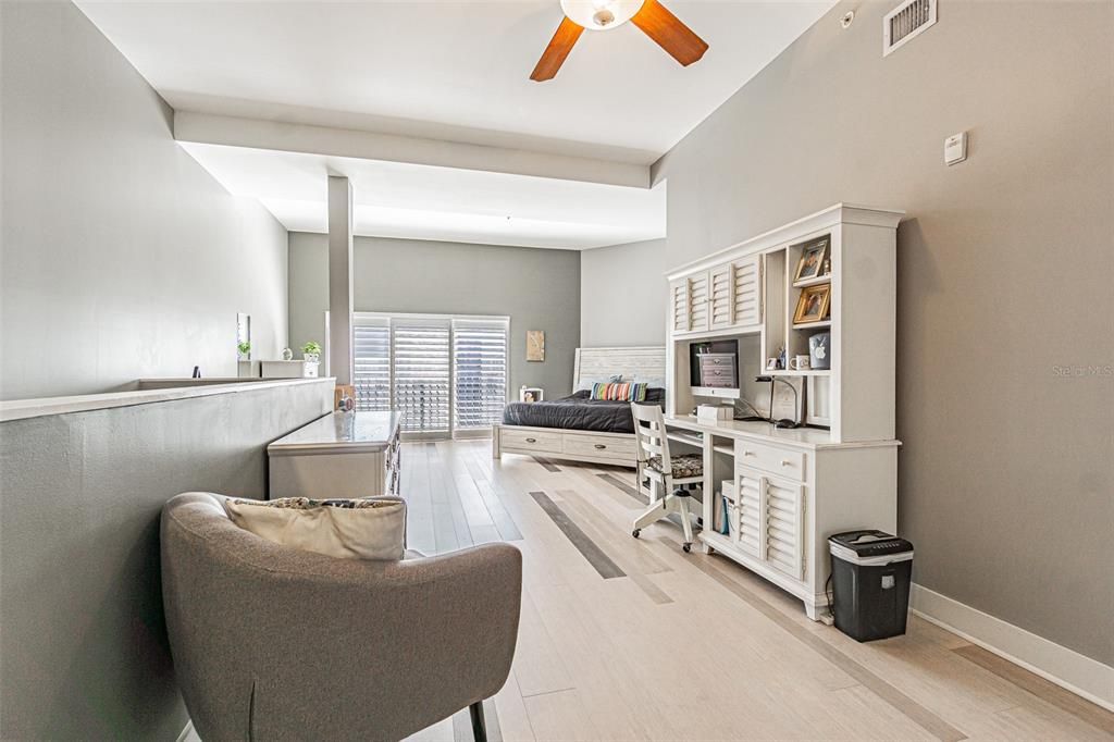 合同活跃: $468,000 (1 贝兹, 1 浴室, 1116 平方英尺)