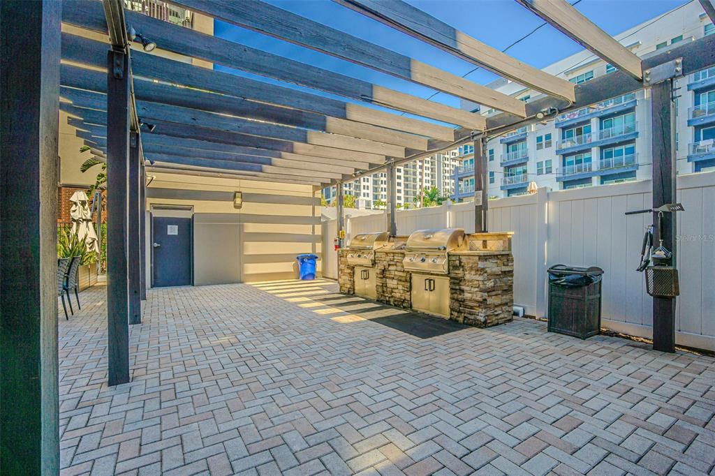 合同活跃: $468,000 (1 贝兹, 1 浴室, 1116 平方英尺)