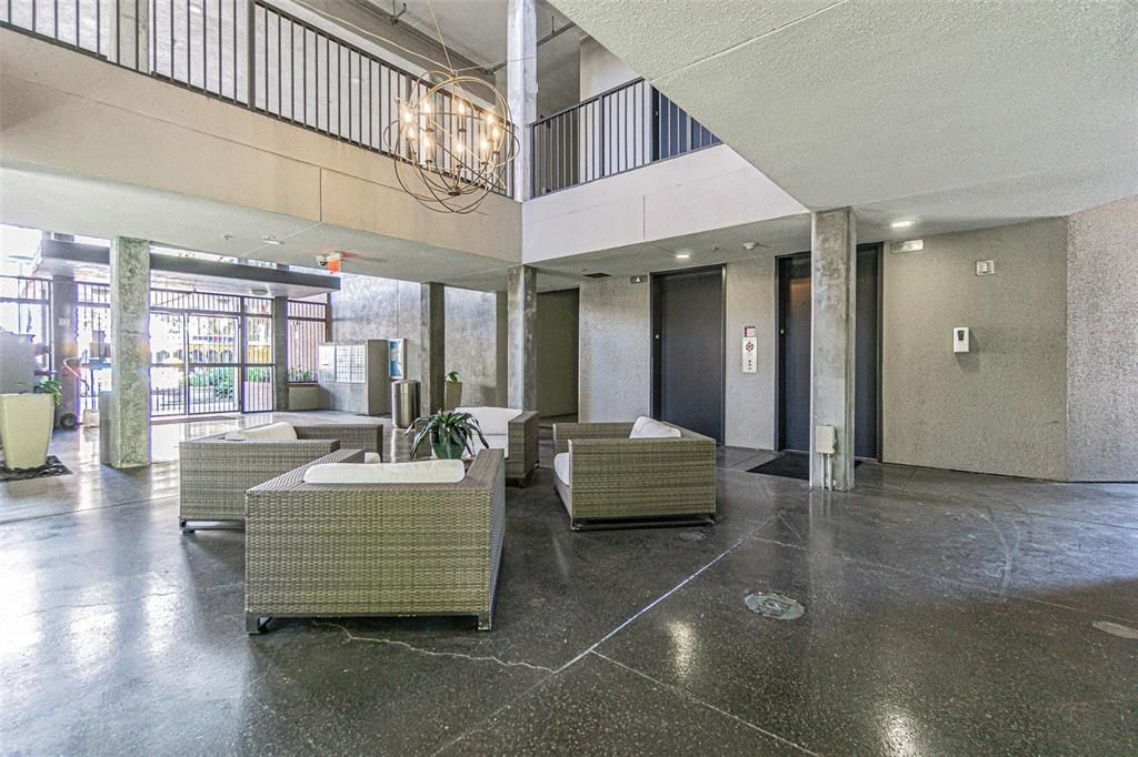 合同活跃: $468,000 (1 贝兹, 1 浴室, 1116 平方英尺)