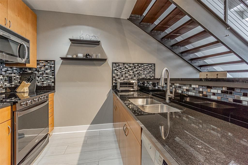 合同活跃: $468,000 (1 贝兹, 1 浴室, 1116 平方英尺)