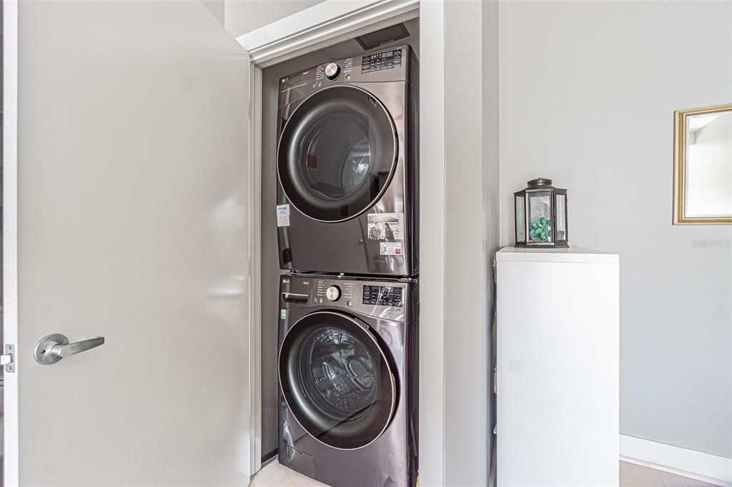 合同活跃: $468,000 (1 贝兹, 1 浴室, 1116 平方英尺)