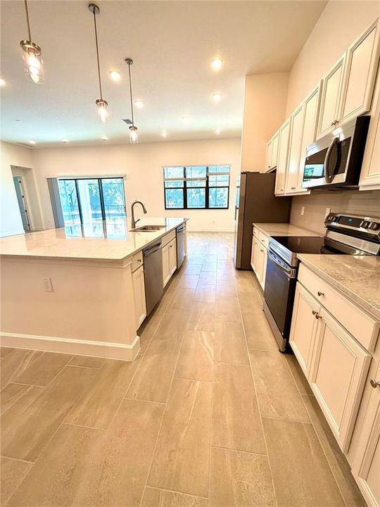 合同活跃: $2,450,000 (15 贝兹, 16 浴室, 6263 平方英尺)