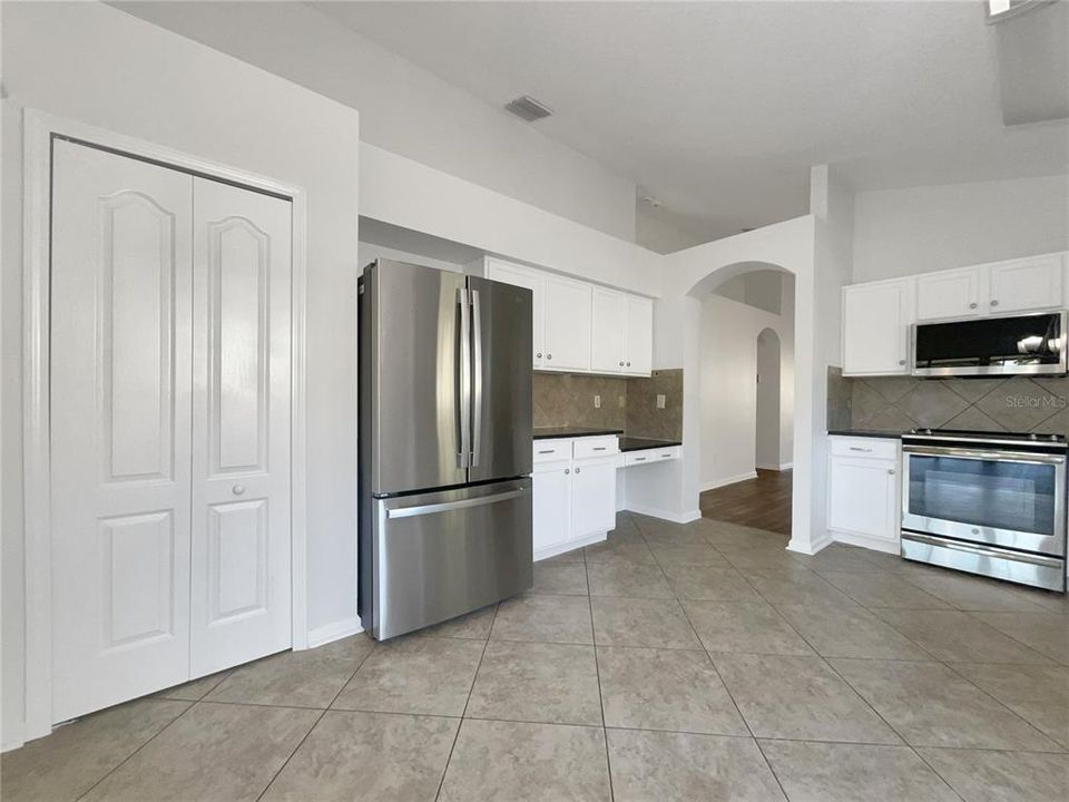 На продажу: $346,000 (4 спален, 2 ванн, 1936 Квадратных фут)