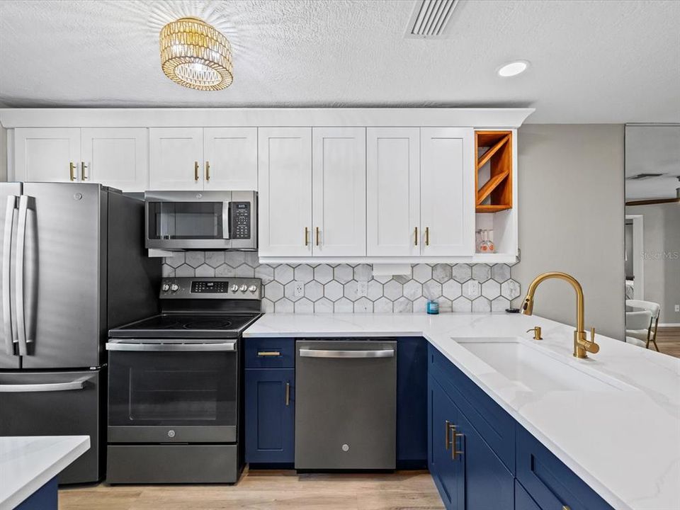 For Sale: $159,900 (2 beds, 1 baths, 904 Square Feet)