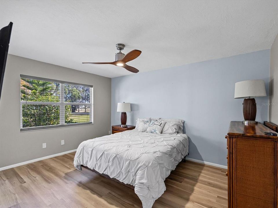 For Sale: $159,900 (2 beds, 1 baths, 904 Square Feet)