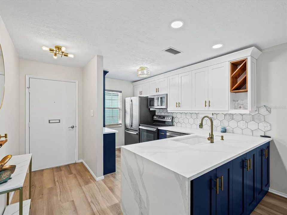 For Sale: $159,900 (2 beds, 1 baths, 904 Square Feet)