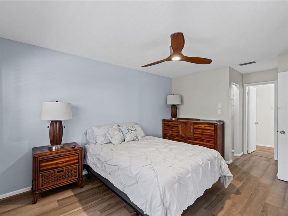 For Sale: $159,900 (2 beds, 1 baths, 904 Square Feet)