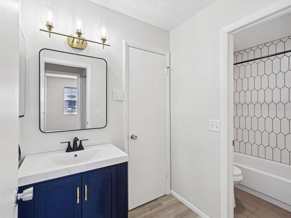 For Sale: $159,900 (2 beds, 1 baths, 904 Square Feet)