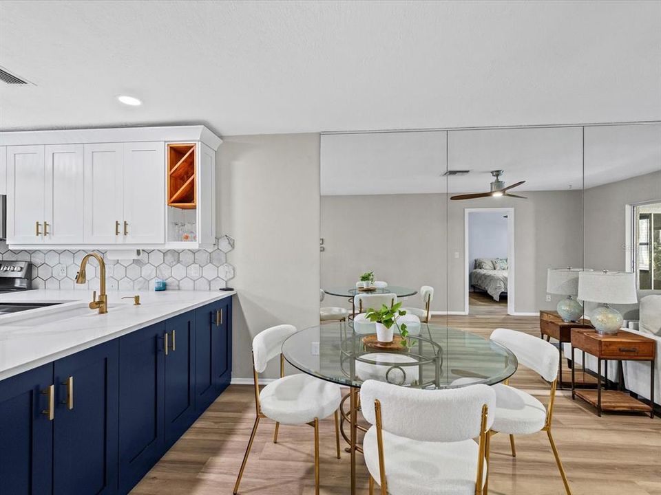 For Sale: $159,900 (2 beds, 1 baths, 904 Square Feet)