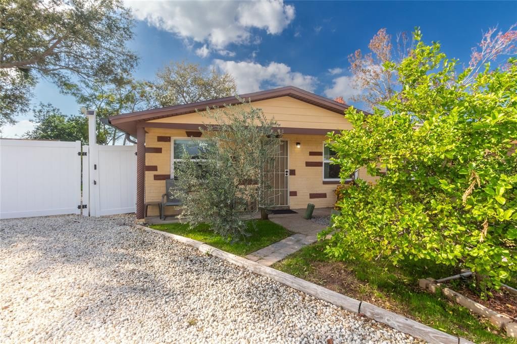 En Venta: $324,900 (4 camas, 3 baños, 1827 Pies cuadrados)