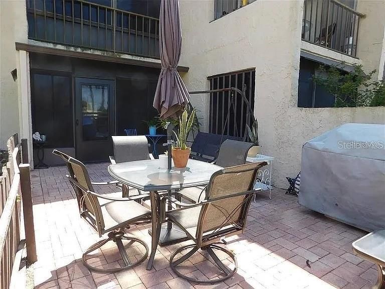 For Rent: $2,200 (2 beds, 1 baths, 857 Square Feet)