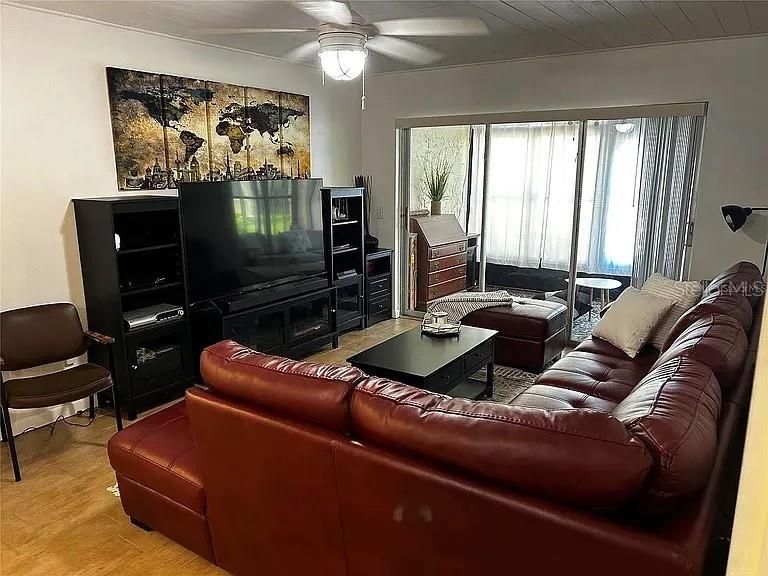 For Rent: $2,200 (2 beds, 1 baths, 857 Square Feet)