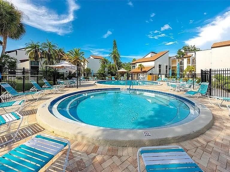 For Rent: $2,200 (2 beds, 1 baths, 857 Square Feet)