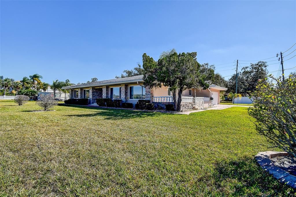 For Sale: $845,000 (3 beds, 3 baths, 2076 Square Feet)