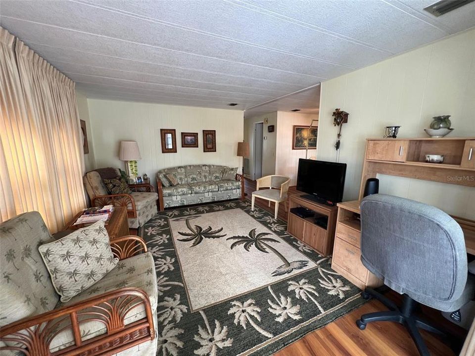 待售: $95,000 (2 贝兹, 2 浴室, 888 平方英尺)