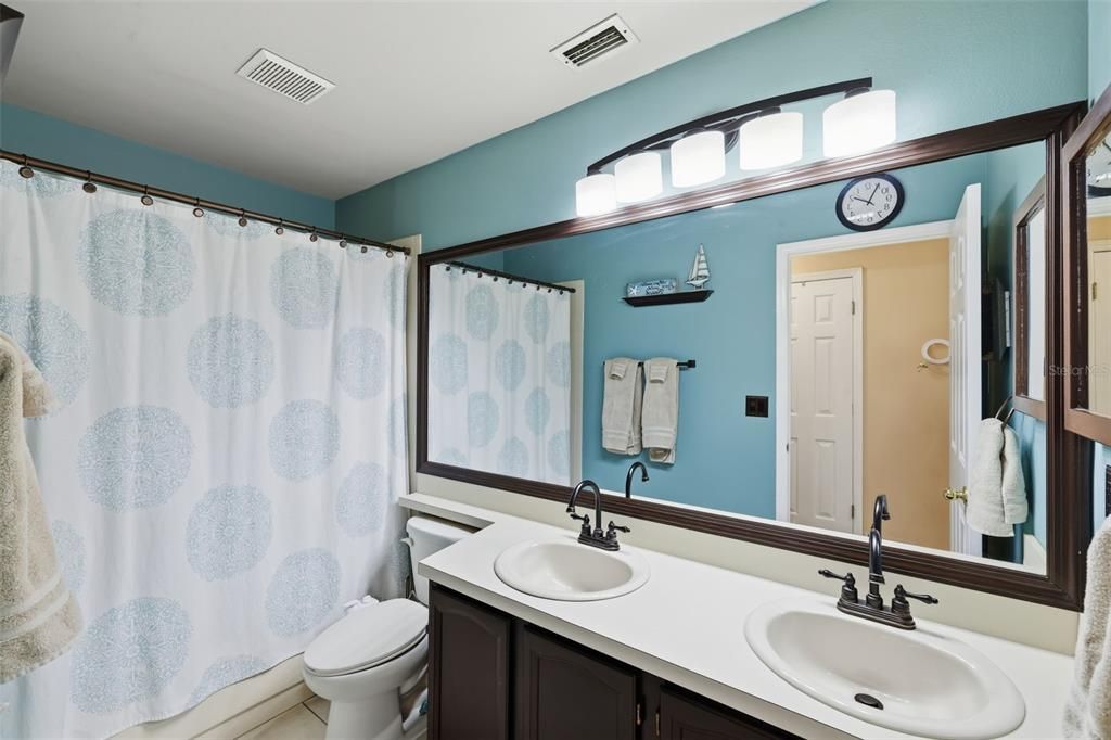 Под контрактом: $449,900 (4 спален, 2 ванн, 2292 Квадратных фут)