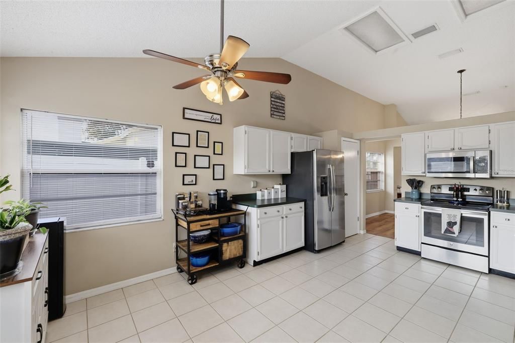 Под контрактом: $449,900 (4 спален, 2 ванн, 2292 Квадратных фут)