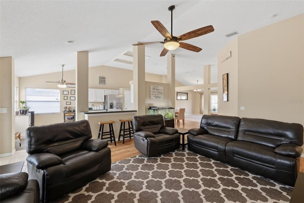 Под контрактом: $449,900 (4 спален, 2 ванн, 2292 Квадратных фут)