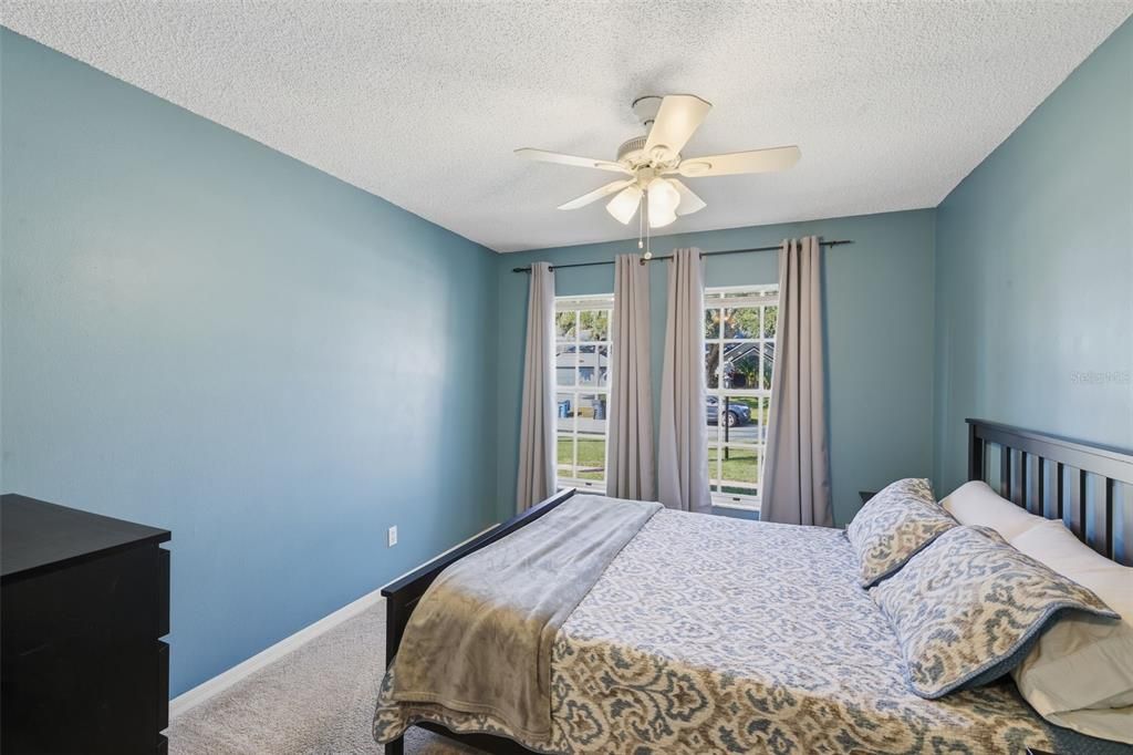 Под контрактом: $449,900 (4 спален, 2 ванн, 2292 Квадратных фут)