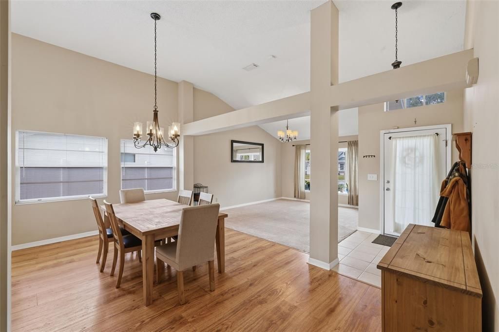 Под контрактом: $449,900 (4 спален, 2 ванн, 2292 Квадратных фут)