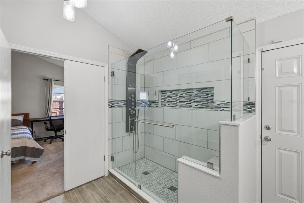 Под контрактом: $449,900 (4 спален, 2 ванн, 2292 Квадратных фут)