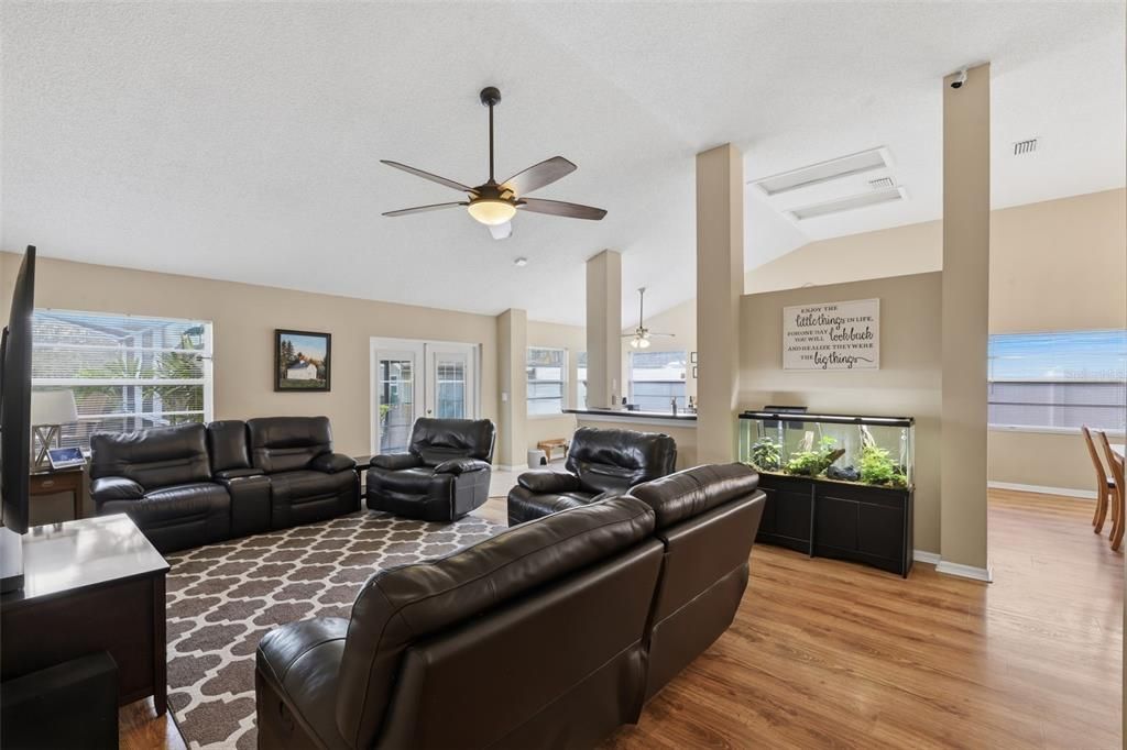 Под контрактом: $449,900 (4 спален, 2 ванн, 2292 Квадратных фут)