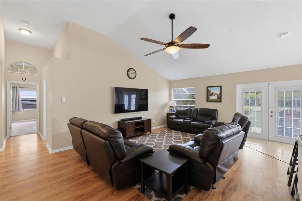 Под контрактом: $449,900 (4 спален, 2 ванн, 2292 Квадратных фут)