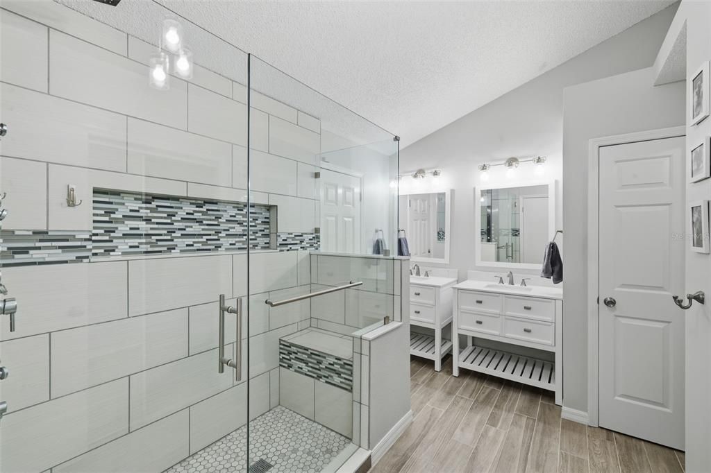 Под контрактом: $449,900 (4 спален, 2 ванн, 2292 Квадратных фут)