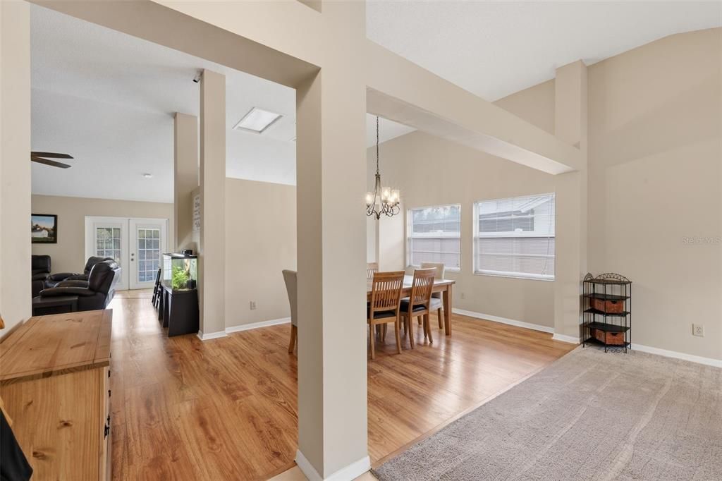 Под контрактом: $449,900 (4 спален, 2 ванн, 2292 Квадратных фут)