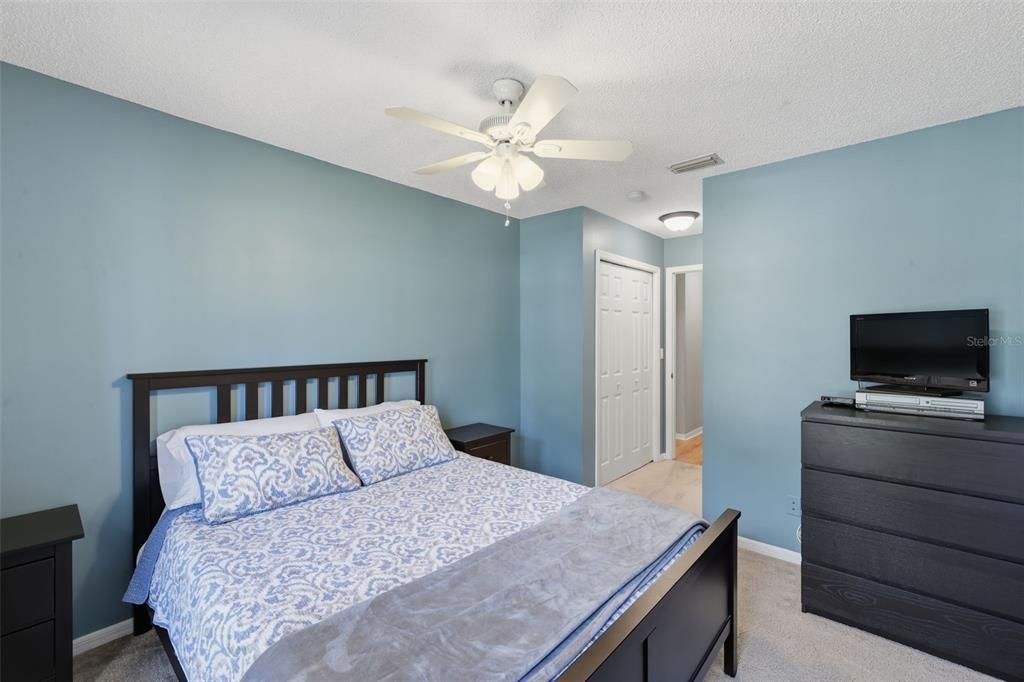 Под контрактом: $449,900 (4 спален, 2 ванн, 2292 Квадратных фут)