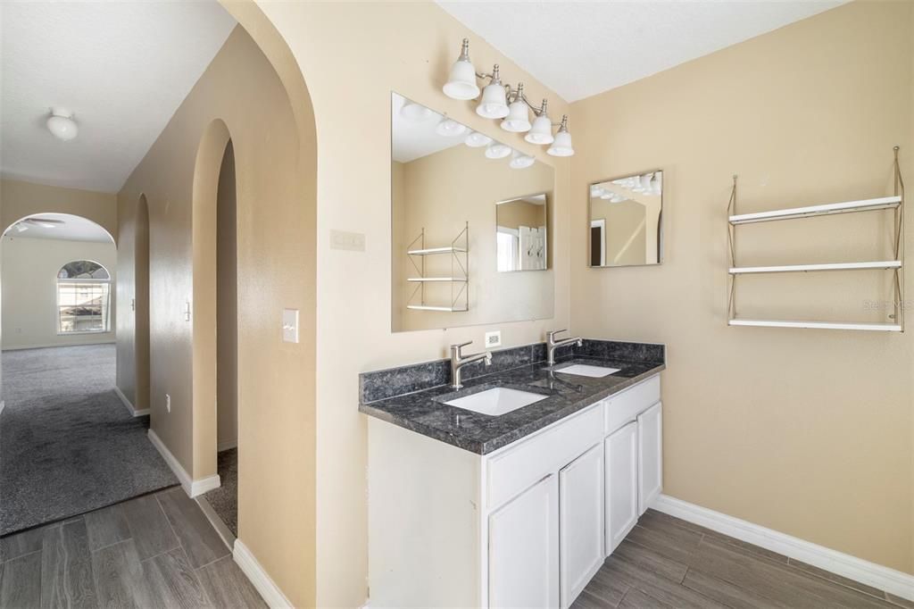 出租: $2,500 (4 贝兹, 3 浴室, 3020 平方英尺)