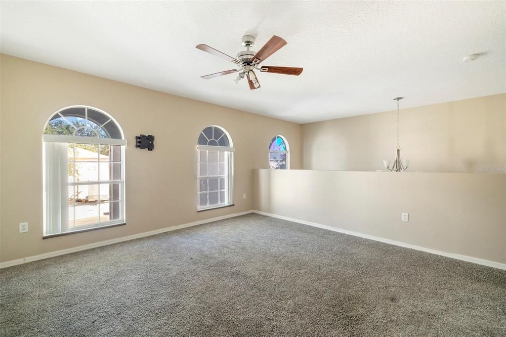 出租: $2,500 (4 贝兹, 3 浴室, 3020 平方英尺)