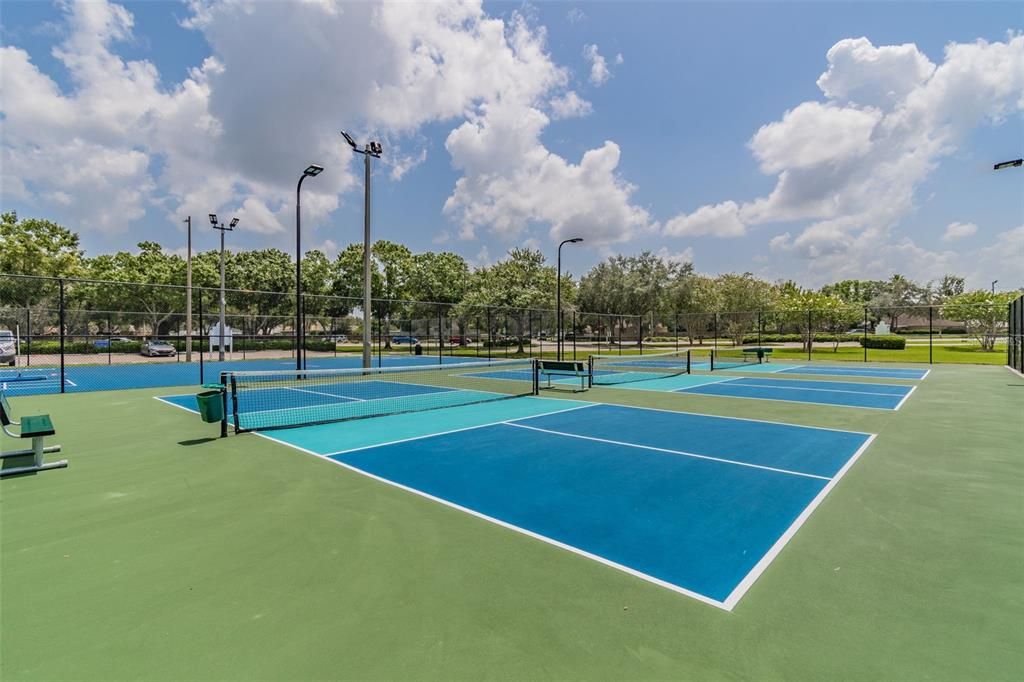 Activo con contrato: $399,900 (4 camas, 2 baños, 1709 Pies cuadrados)