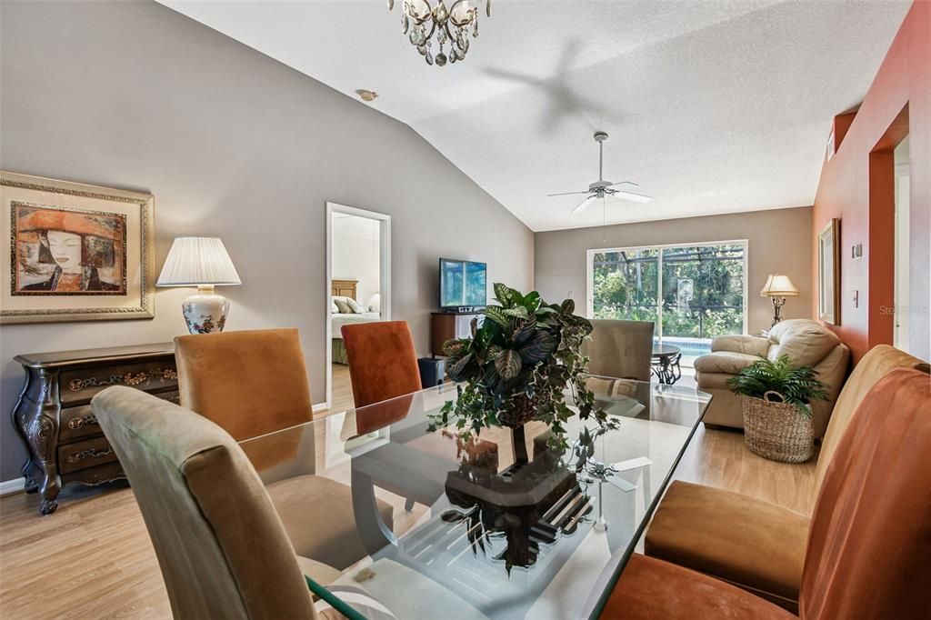 Activo con contrato: $399,900 (4 camas, 2 baños, 1709 Pies cuadrados)