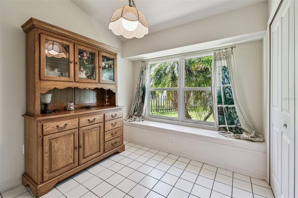 Activo con contrato: $399,900 (4 camas, 2 baños, 1709 Pies cuadrados)