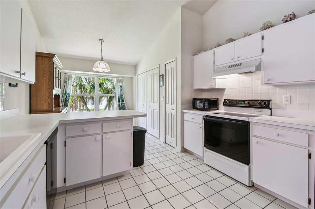 Activo con contrato: $399,900 (4 camas, 2 baños, 1709 Pies cuadrados)