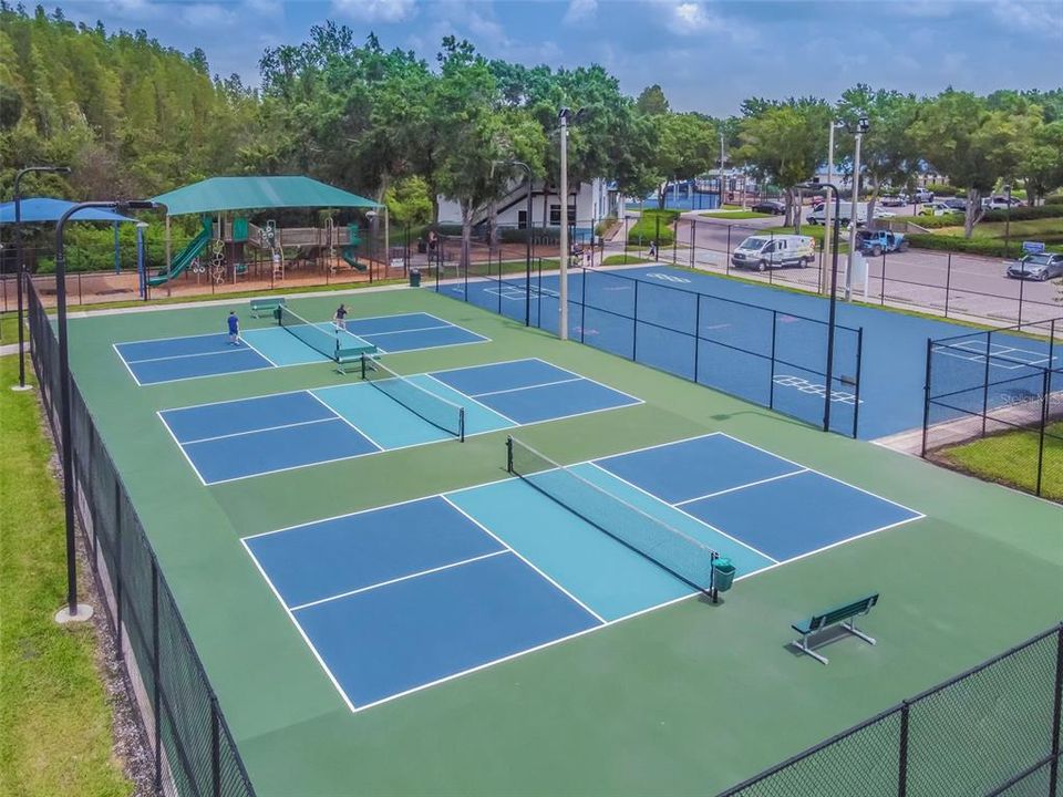 Activo con contrato: $399,900 (4 camas, 2 baños, 1709 Pies cuadrados)