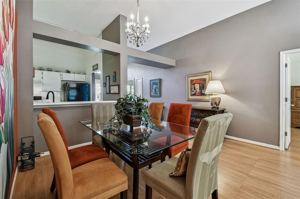 Activo con contrato: $399,900 (4 camas, 2 baños, 1709 Pies cuadrados)