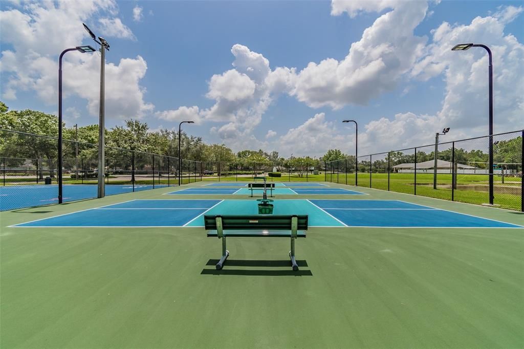 Activo con contrato: $399,900 (4 camas, 2 baños, 1709 Pies cuadrados)