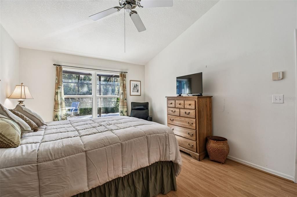 Activo con contrato: $399,900 (4 camas, 2 baños, 1709 Pies cuadrados)