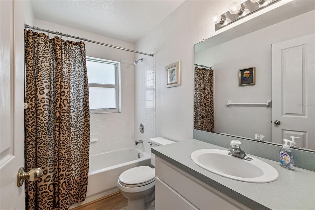 Activo con contrato: $399,900 (4 camas, 2 baños, 1709 Pies cuadrados)