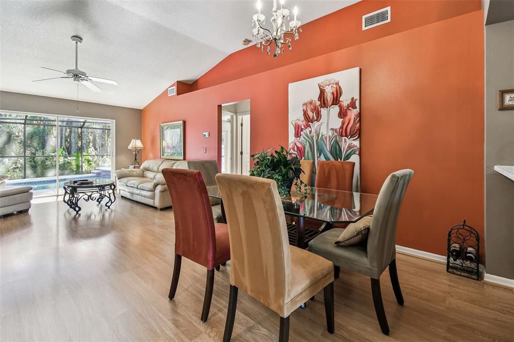 Activo con contrato: $399,900 (4 camas, 2 baños, 1709 Pies cuadrados)