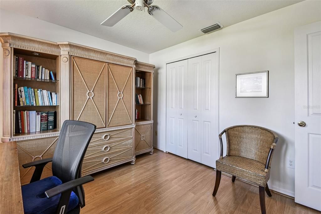 Activo con contrato: $399,900 (4 camas, 2 baños, 1709 Pies cuadrados)