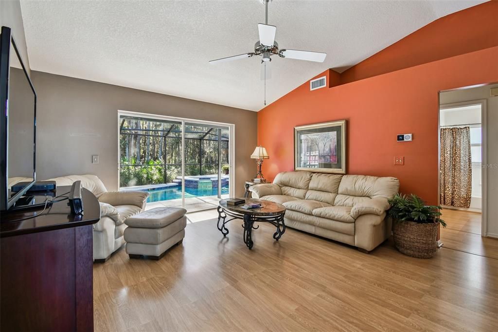 Activo con contrato: $399,900 (4 camas, 2 baños, 1709 Pies cuadrados)