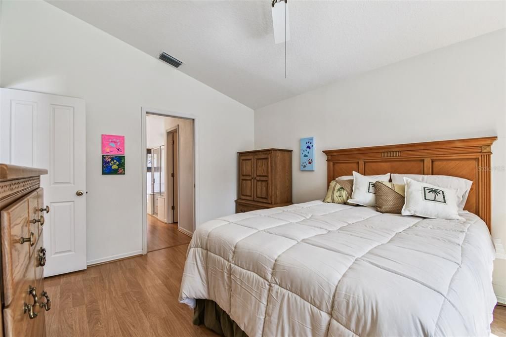 Activo con contrato: $399,900 (4 camas, 2 baños, 1709 Pies cuadrados)