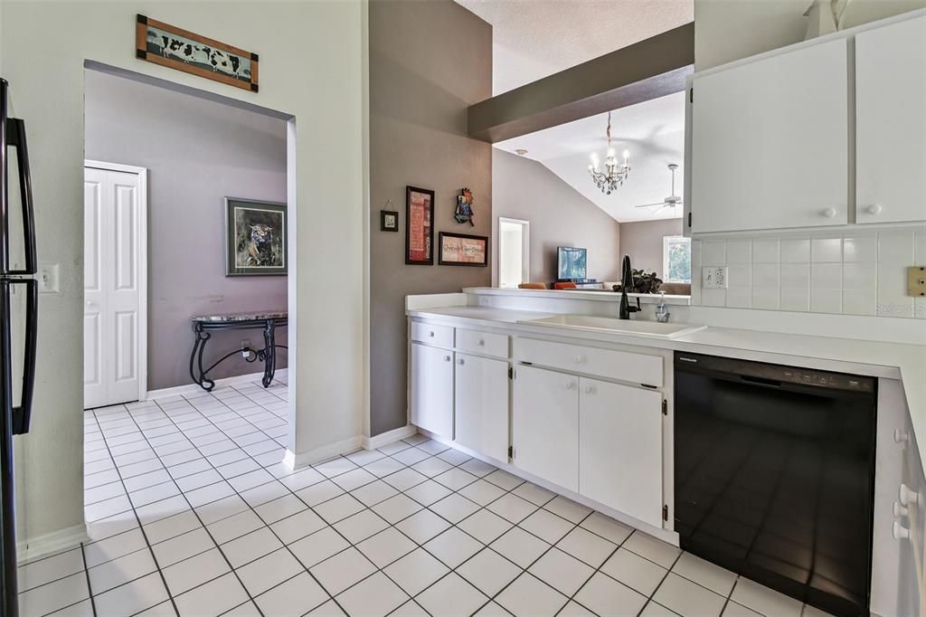 Activo con contrato: $399,900 (4 camas, 2 baños, 1709 Pies cuadrados)